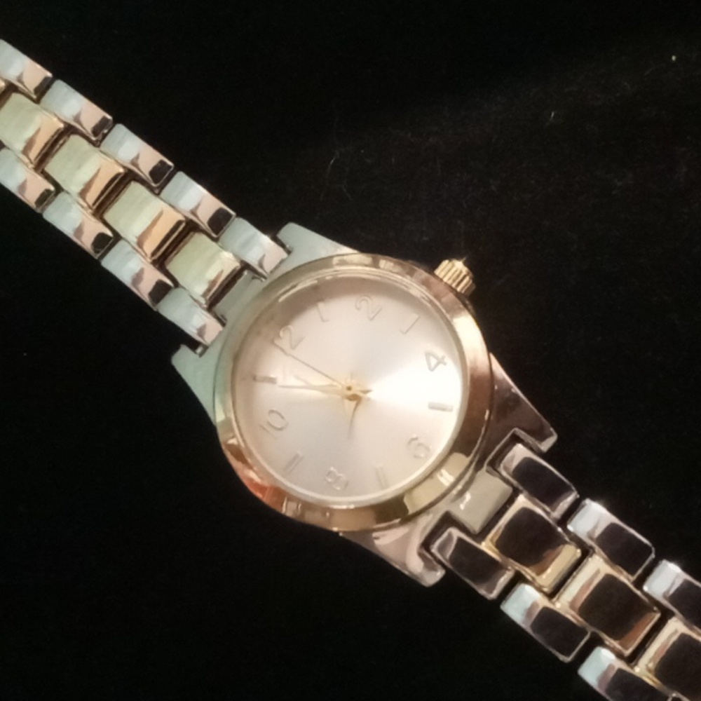 Fmd watch gold and silver tone light scuff on the crystal.